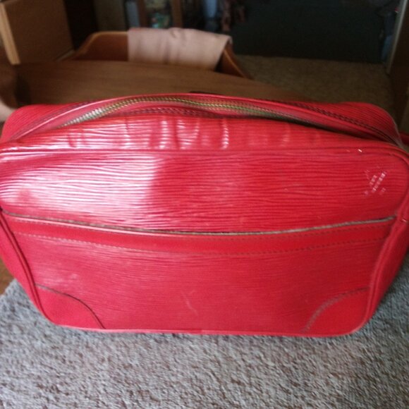 Louis Vuitton Vintage Epi Red Leather Crossbody Bag w/Dustbag - Picture 4 of 7